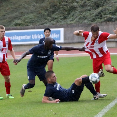 Ausgerutscht: Der SSV 04 um Joran Sobiech (am Boden) verpasst auch im Derby gegen den FC Hennef den Befreiungsschlag.
