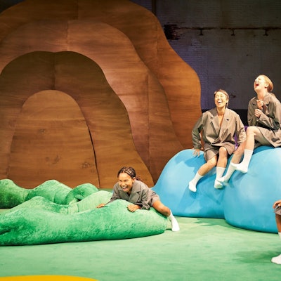 „Kim Jiyoung, geboren 1982“ von Cho Nam-Joo
Regie: Marie Schleef
Regie: Marie Schleef
Bühnenbild & Übertitel: Seongji Jang
Kostüme: Ji Hyung Nam
Live-Musik: Jae A Shin
Licht: Jürgen Kapitein
Körpertraining: Arzu Erdem-Gallinger
Dramaturgie: Sibylle Dudek