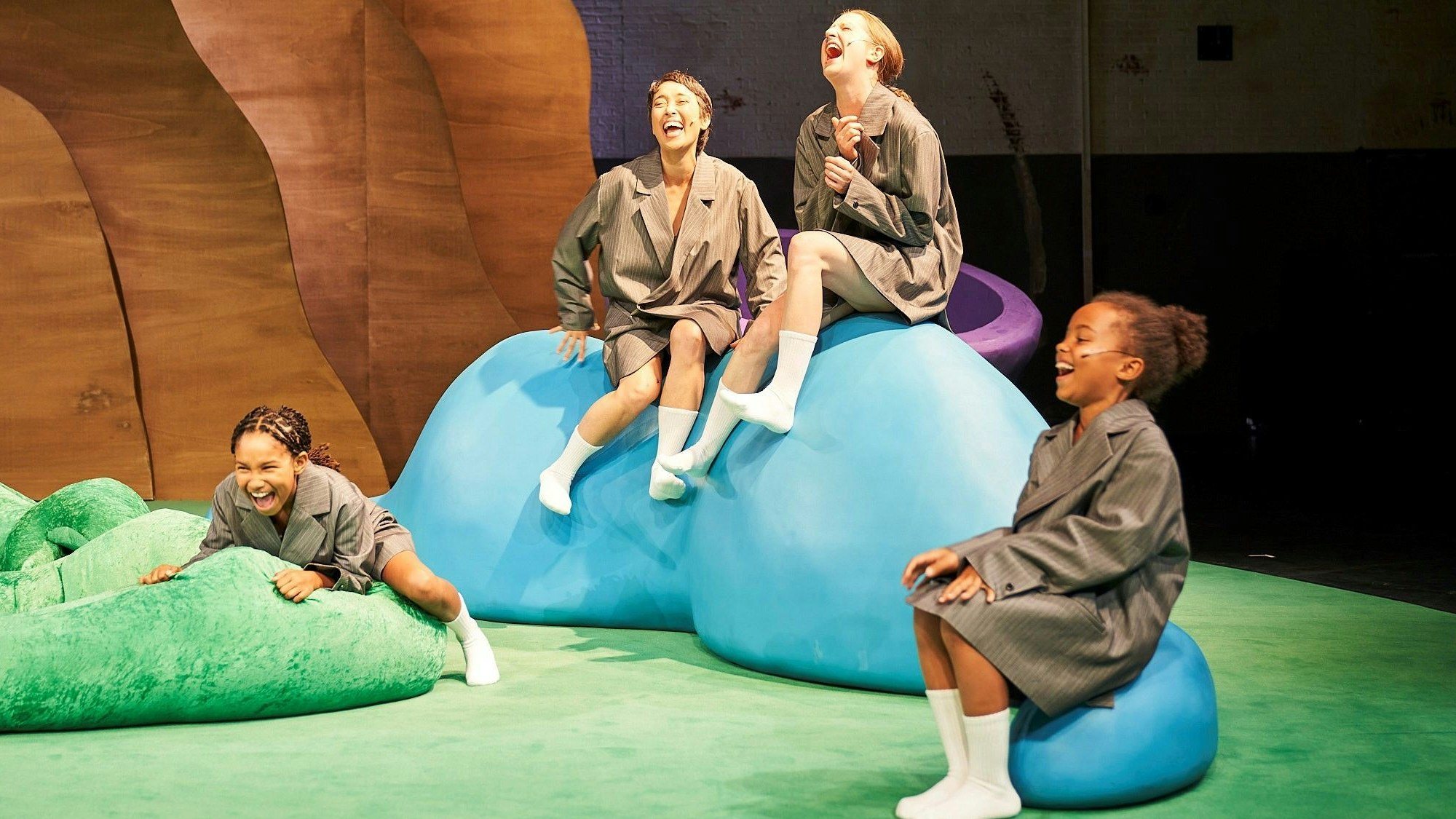 „Kim Jiyoung, geboren 1982“ von Cho Nam-Joo
Regie: Marie Schleef
Regie: Marie Schleef
Bühnenbild & Übertitel: Seongji Jang
Kostüme: Ji Hyung Nam
Live-Musik: Jae A Shin
Licht: Jürgen Kapitein
Körpertraining: Arzu Erdem-Gallinger
Dramaturgie: Sibylle Dudek