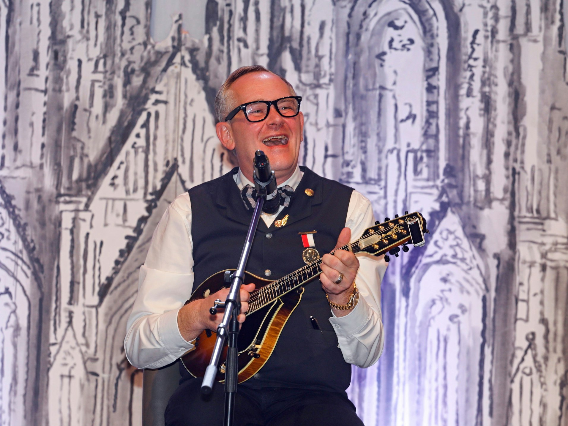 JP Weber singt.