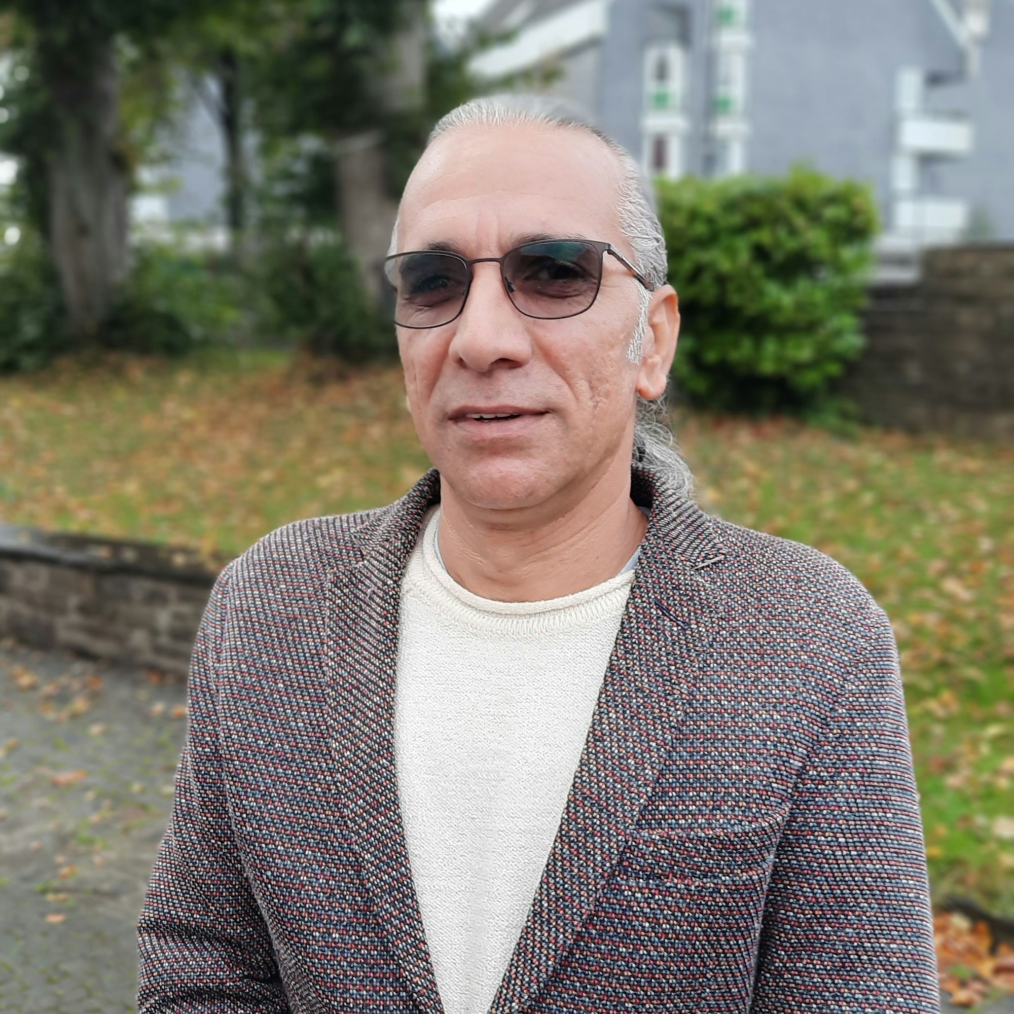 Das Foto zeigt Nazeer Raha, der aus Afghanistan nach Deutschland geflohen ist