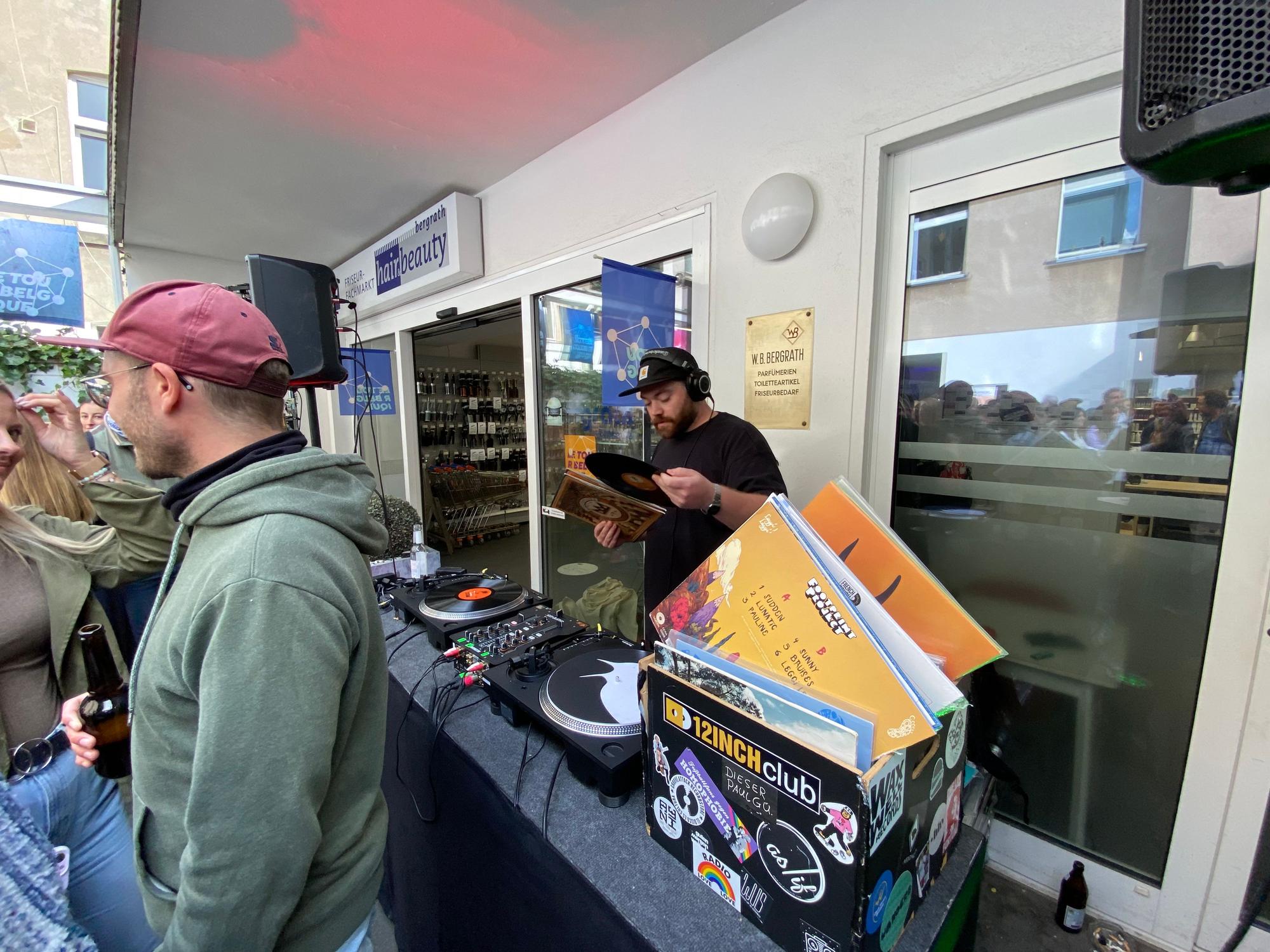 DJ im Hinterhof des Friseur „Bergratha“
