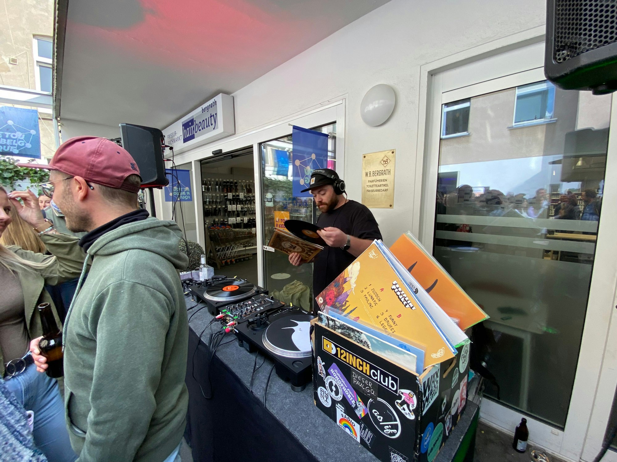 DJ im Hinterhof des Friseur „Bergratha“