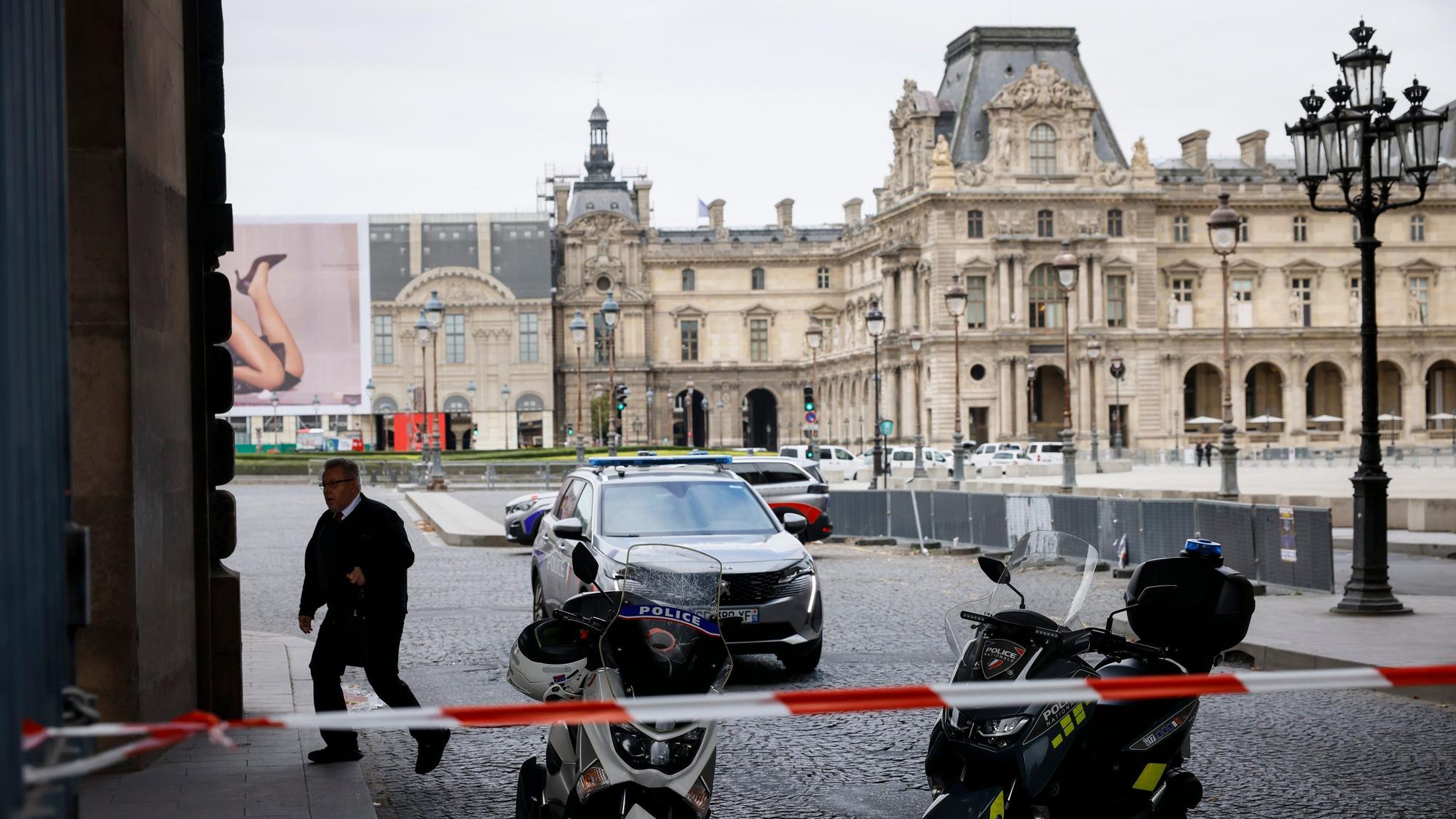 Paris: Polizeibeamte stehen vor dem Louvre Wache, der wegen einer Bombendrohung geräumt worden.