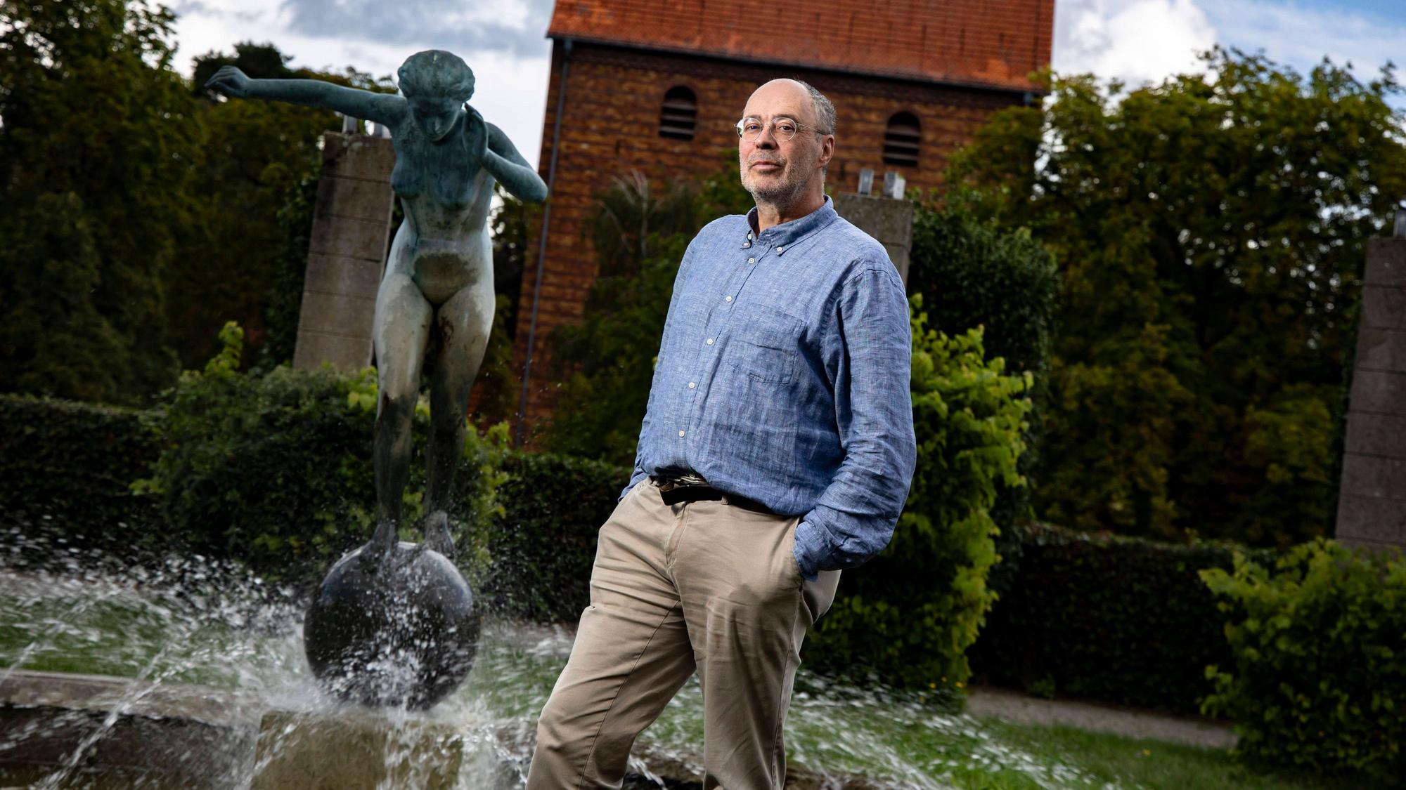 Schriftsteller Michael Kleeberg posiert für ein Bild am Zeltinger Platz in Berlin Frohnau am 31. August 2023.