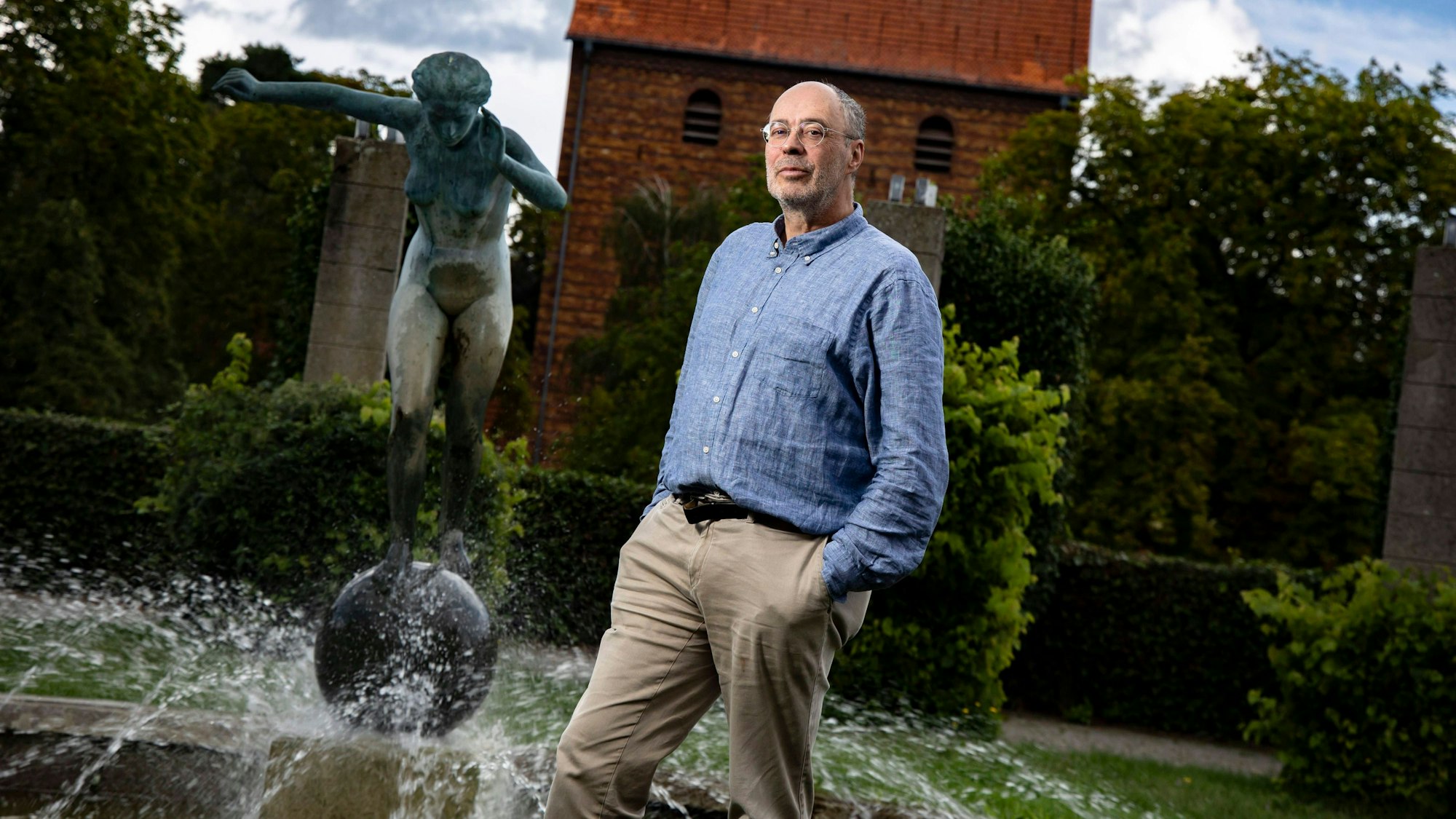 Schriftsteller Michael Kleeberg posiert für ein Bild am Zeltinger Platz in Berlin Frohnau am 31. August 2023.