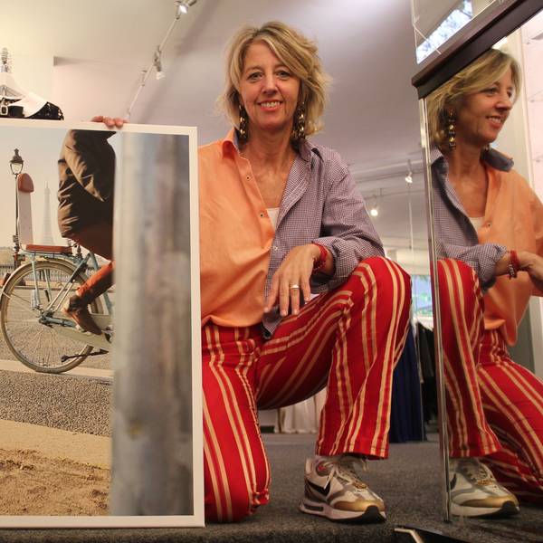 Sarah Münker spiegelt in der Cologne Couture (Dürener Straße 142) Pariser Momente wider.