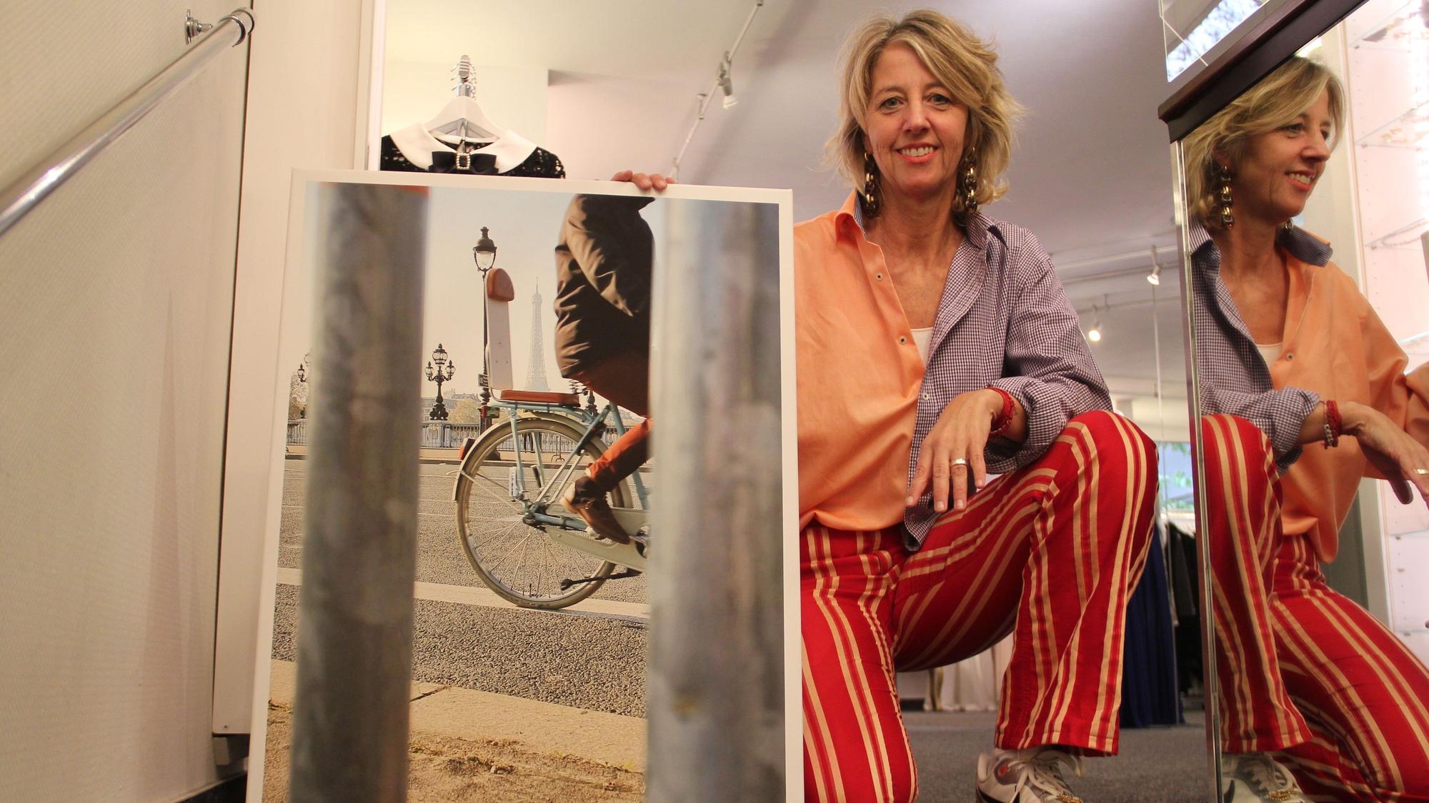 Sarah Münker spiegelt in der Cologne Couture (Dürener Straße 142) Pariser Momente wider.