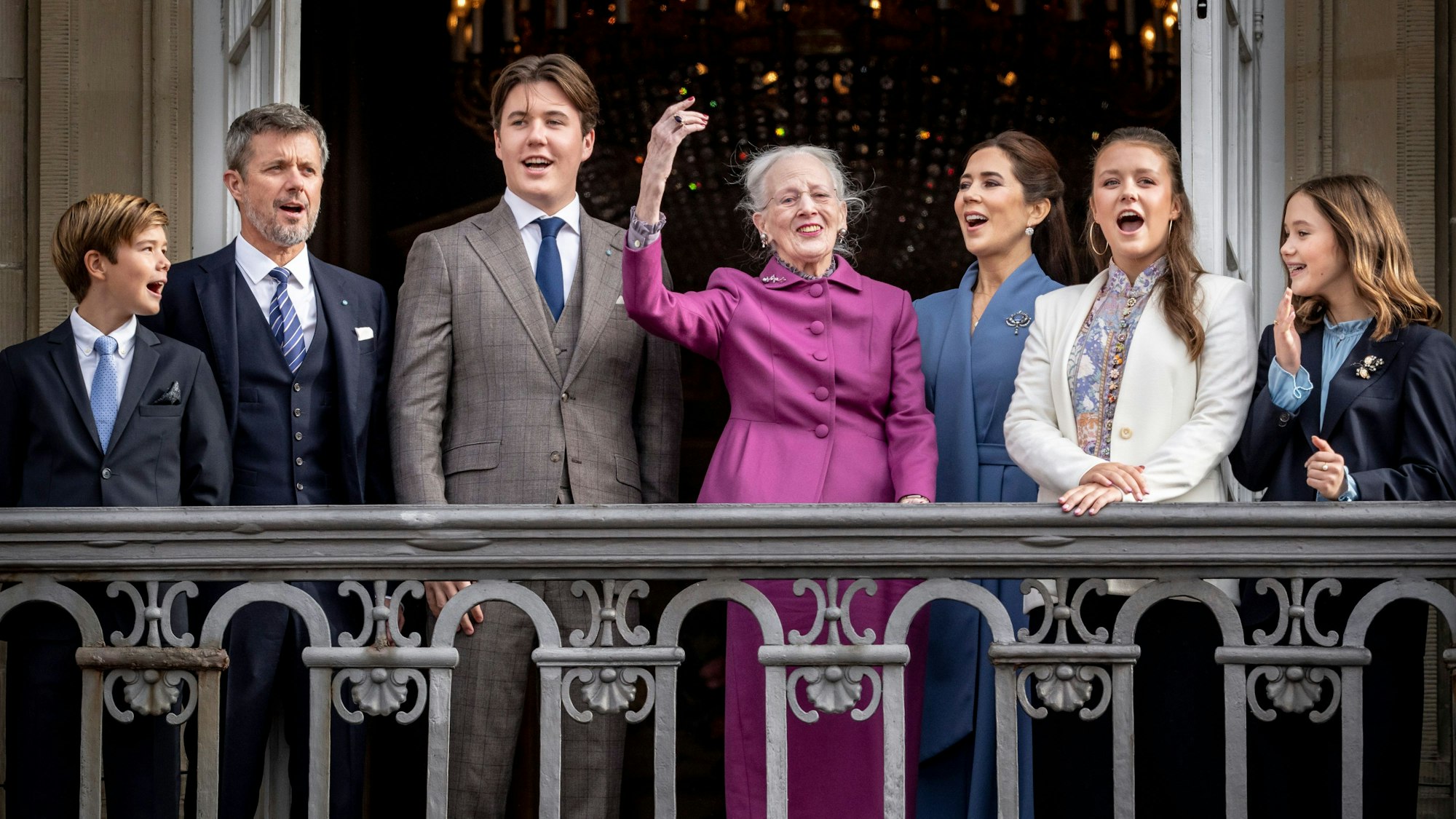 Prinz Vincent (l-r), Kronprinz Frederik, Prinz Christian, Königin Margrethe von Dänemark, Kronprinzessin Mary, Prinzessin Isabella und Prinzessin Josephine feiern den 18. Geburtstag von Prinz Christian im Schloss Amalienborg. Der Sohn von Kronprinz Frederik und Kronprinzessin Mary wird 18 Jahre alt.