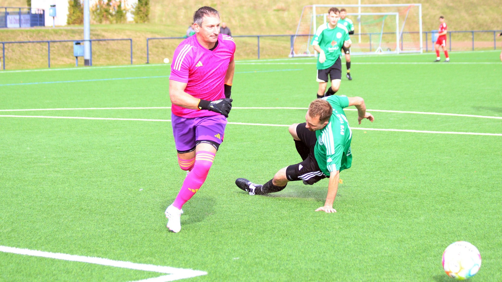 Der Zülpicher Torwart trug ein pinkes Trikot und pinke Stutzen sowie eine violette Hose, dazu weiße Schuhe.