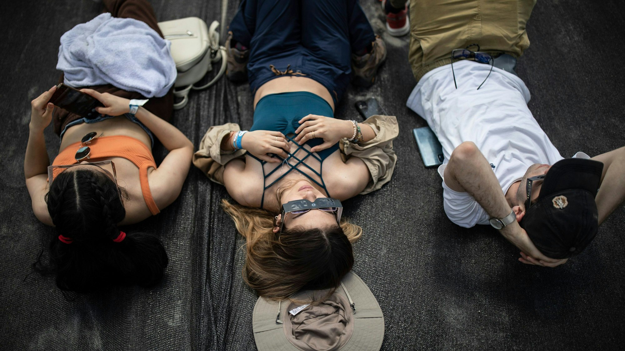 Menschen beobachten eine Sonnenfinsternis in der kolumbianischen Tatacoa-Wüste.