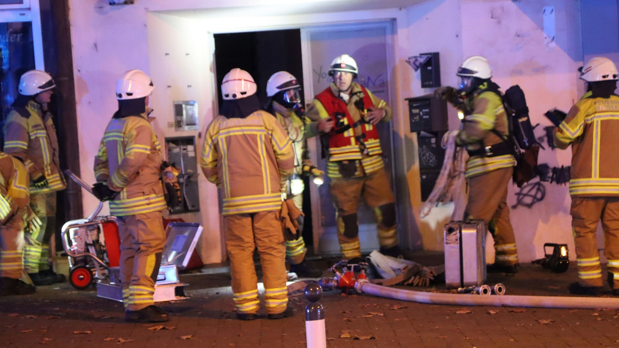 Unter schwerem Atemschutz gingen die Feuerwehrleute ins Gebäude.
