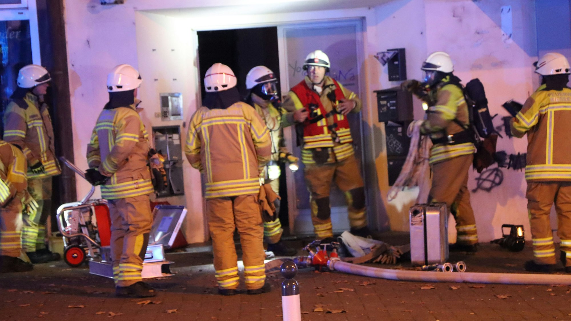 Unter schwerem Atemschutz gingen die Feuerwehrleute ins Gebäude.