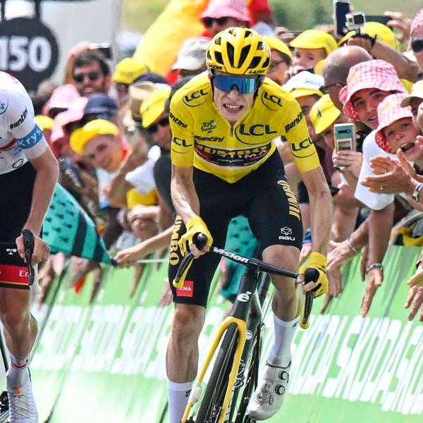 Duell um den Tour-Sieg: Jonas Vingegaard (rechts) gegen Tadej Pogacar. Die beiden Kontrahenten sprinten auf der Zielgerade um den Tagessieg.