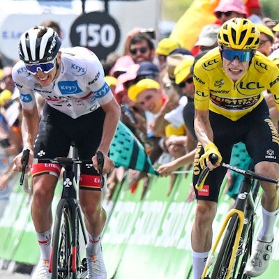 Duell um den Tour-Sieg: Jonas Vingegaard (rechts) gegen Tadej Pogacar. Die beiden Kontrahenten sprinten auf der Zielgerade um den Tagessieg.