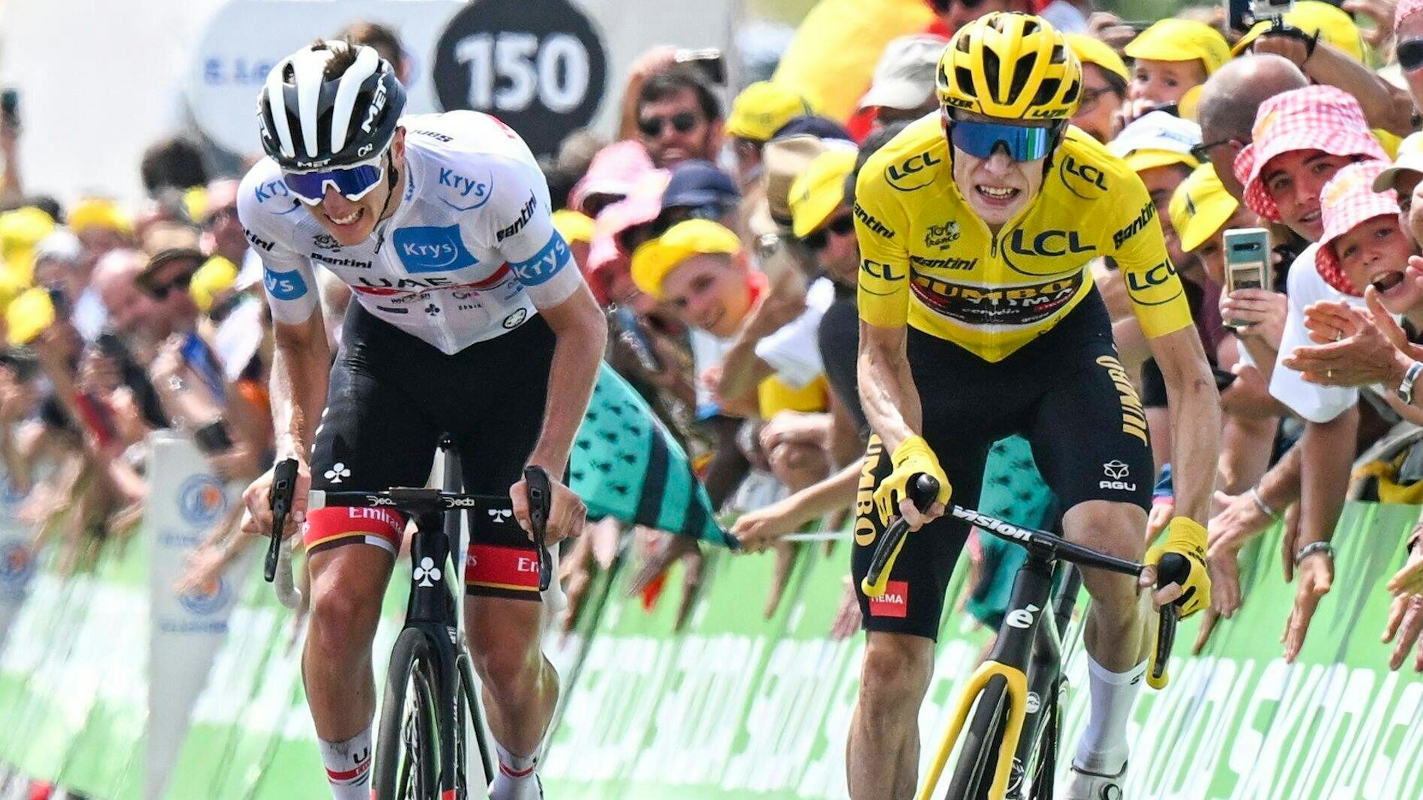 Duell um den Tour-Sieg: Jonas Vingegaard (rechts) gegen Tadej Pogacar. Die beiden Kontrahenten sprinten auf der Zielgerade um den Tagessieg.