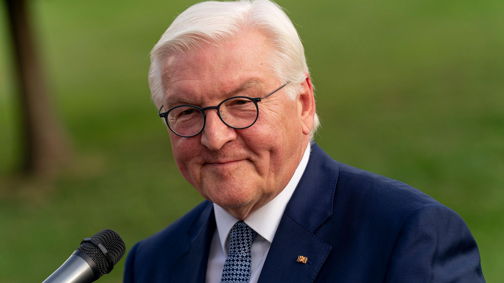 Frank-Walter Steinmeier, Bundespräsident, spricht nach einem Treffen mit US-Präsident Biden bei einer Pressekonferenz im Deutsch-Amerikanischen Freundschaftsgarten. Foto: Andrew Harnik/AP +++ dpa-Bildfunk +++