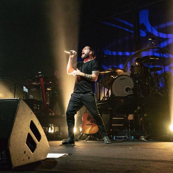 Zu sehen ist Raymond Michael Rea Garvey, irischer Sänger und Komponist Gitarrist, bei seiner Neon Tour 2018 Kölner Palladium.