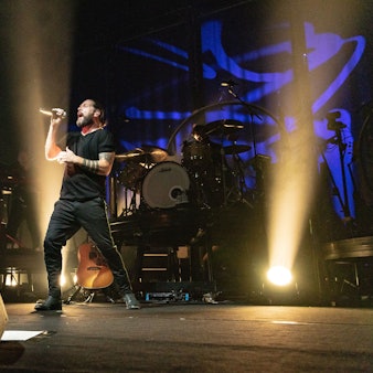 Zu sehen ist Raymond Michael Rea Garvey, irischer Sänger und Komponist Gitarrist, bei seiner Neon Tour 2018 Kölner Palladium.