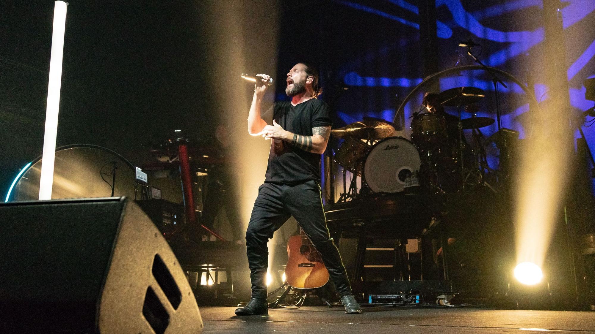 Zu sehen ist Raymond Michael Rea Garvey, irischer Sänger und Komponist Gitarrist, bei seiner Neon Tour 2018 Kölner Palladium.