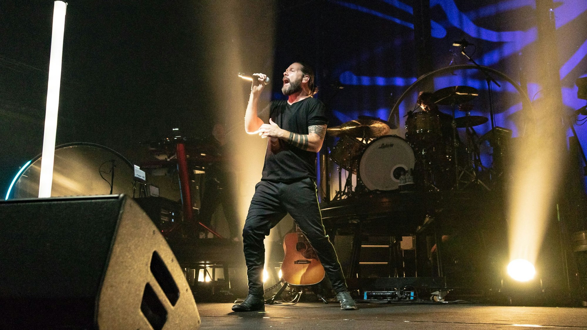 Zu sehen ist Raymond Michael Rea Garvey, irischer Sänger und Komponist Gitarrist, bei seiner Neon Tour 2018 Kölner Palladium.