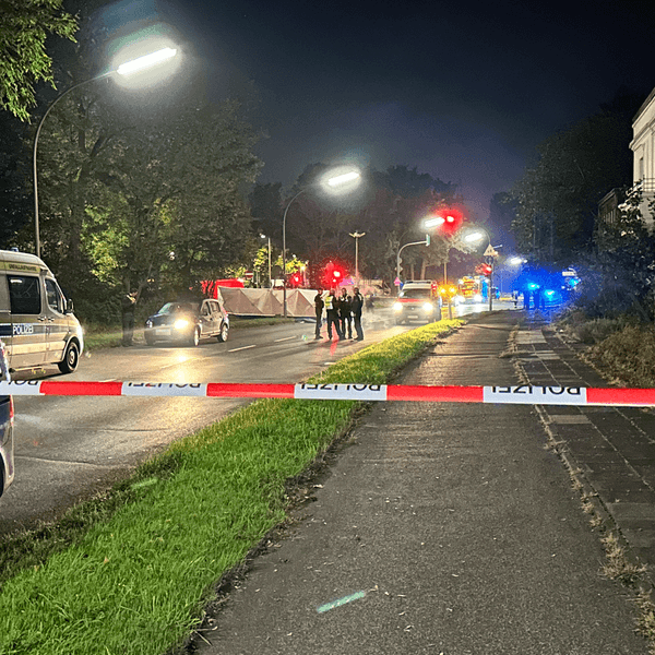Polizisten am Unfallort im Oktober 2023