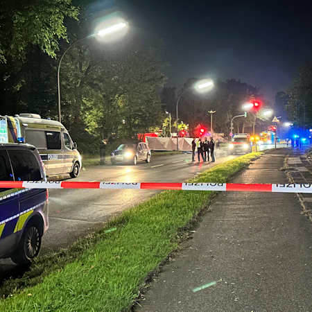 Polizisten am Unfallort im Oktober 2023