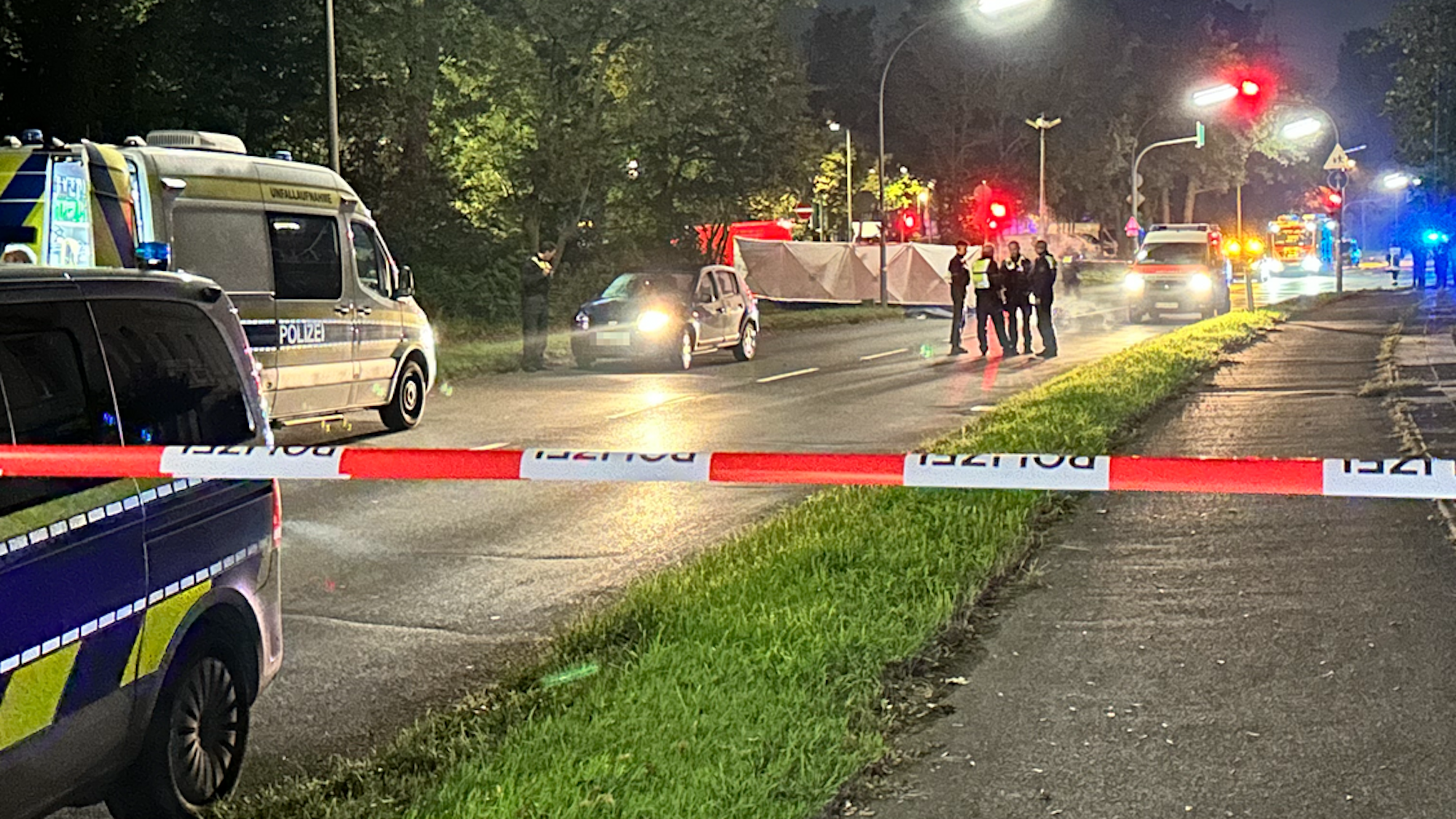 Polizisten am Unfallort im Oktober 2023