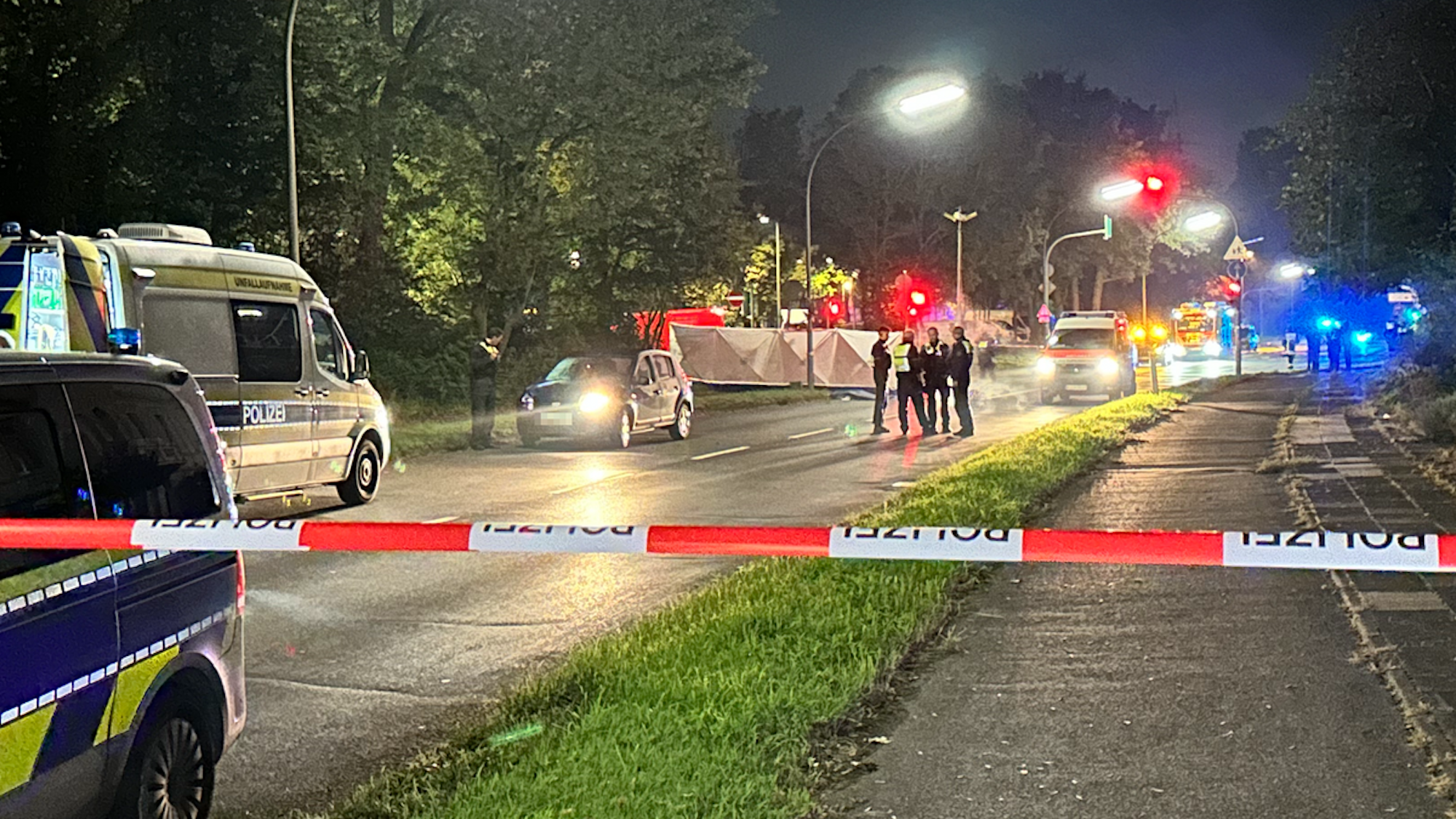 Polizei und Rettungskräfte stehen an der Unfallstelle.