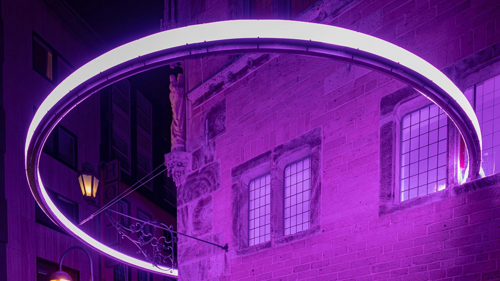 Zu sehen ist die neue Lichtinstallation in der Kölner Artothek.