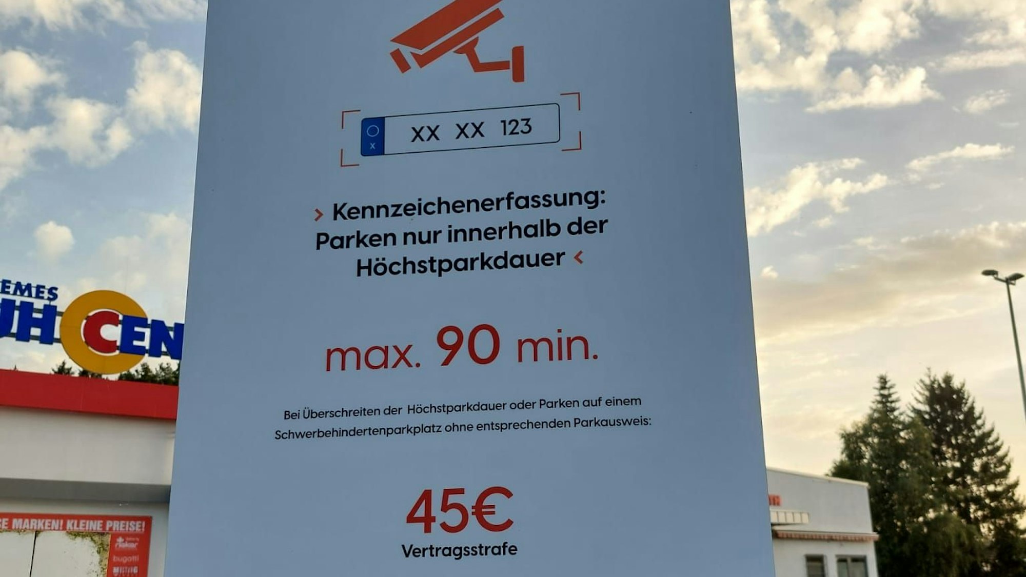 Das Schild weist darauf hin, dass eine Videokamera die Kennzeichen elektronisch erfasst und bei Überschreiten der Höchstparkdauer eine Vertragsstrafe von 45 Euro droht.
