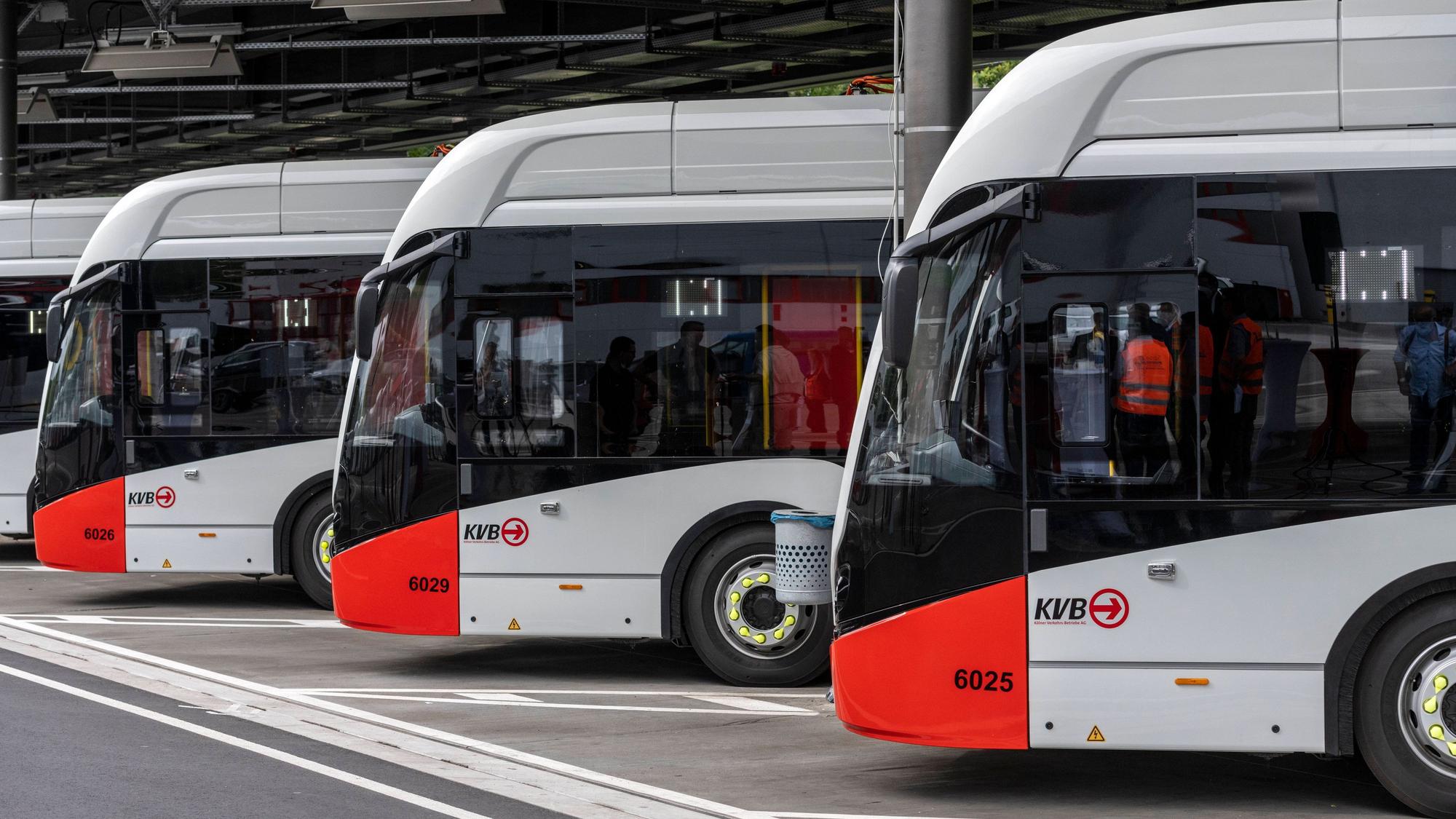 Die neuen Elektrobusse der Kölner Verkehrsbetriebe. NRW-Verkehrsminister Hendrik Wüst und die Bundesumweltministerin Svenja Schulze besuchten die Kölner Verkehrsbetriebe KVB, um sich über das Projekt Smart City KVB und weitere Aktivitäten des Unternehmens zu E-Mobilität im Kölner öffentlichen Personennahverkehr zu informieren. Wüst nahm zudem symbolisch die neue Ladeinfrastruktur für Elektrobusse in Betrieb.