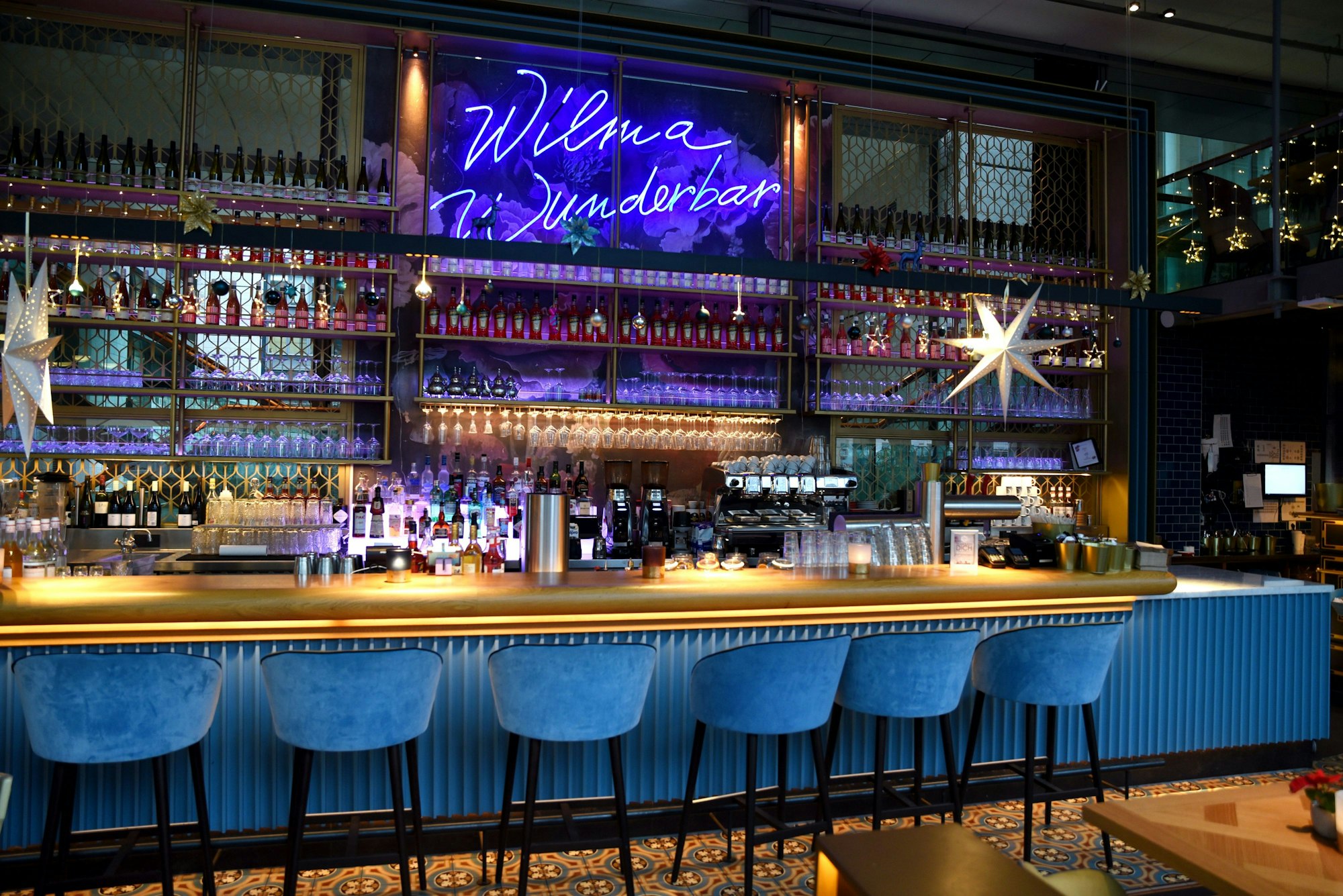 Wilma Wunder mit blauer Theke.