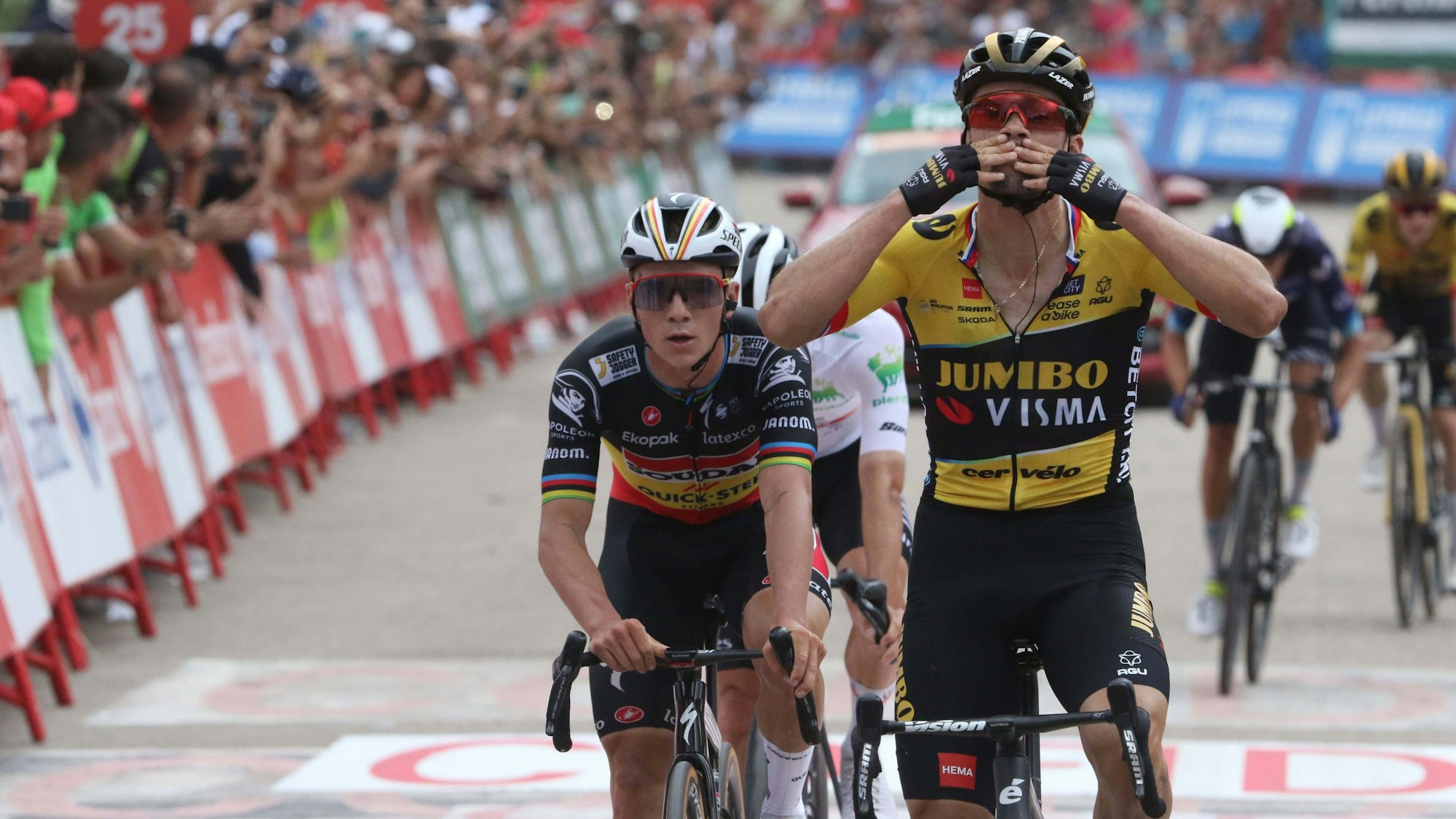 Primoz Roglic (rechts) gewinnt bei der Spanien-Rundfahrt im September eine Etappe vor Remco Evenepoel.