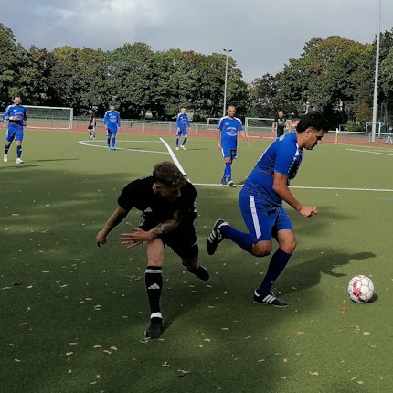 Die SpVg Arminia 09 Köln (in blauen Trikots) ist Tabellenschlusslicht der Kreisliga D3. Aus zehn Spielen gab es erst einen Punkt, aber bereits 79 Gegentore.