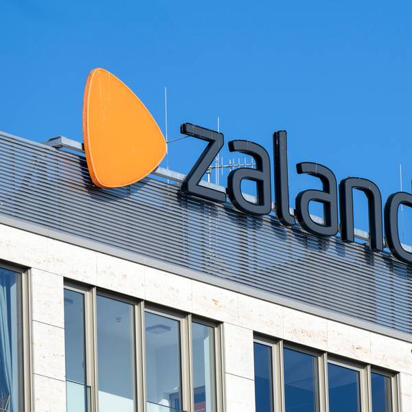 Das Logo des Online-Internethändlers Zalando auf einem Firmengebäude.
