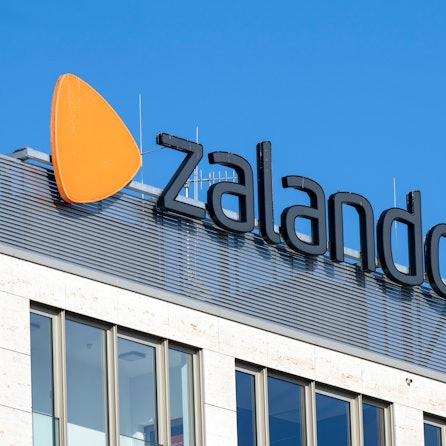 Das Logo des Online-Internethändlers Zalando auf einem Firmengebäude.