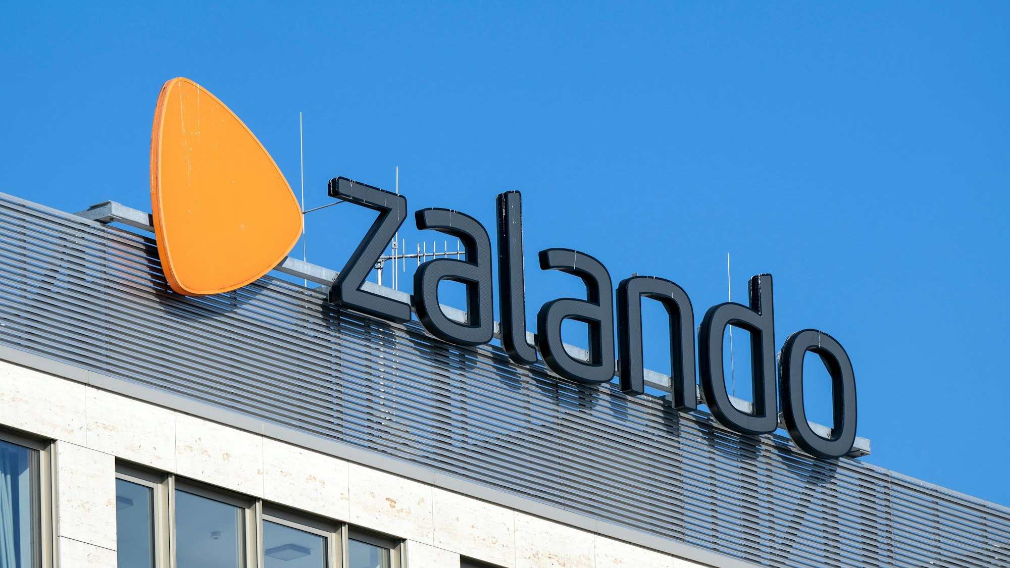 Das Logo des Online-Internethändlers Zalando auf einem Firmengebäude.