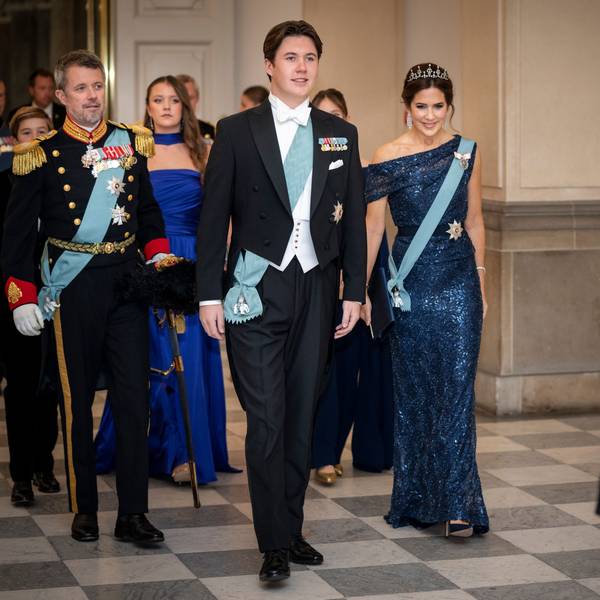 Kronprinz Frederik (l) von Dänemärk, seine Frau Kronprinzessin Mary (2.v.r) von Dänemark und ihr Sohn Prinz Christian (m) von Dänemark werden von Königin Margrethe (r) von Dänemark begrüßt. Anlässlich des 18. Geburtstags von Prinz Christian findet im Schloss Christiansborg ein Galadinner statt.