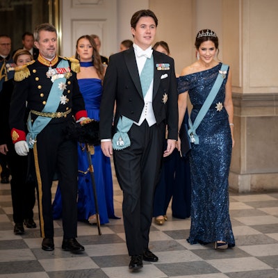 Kronprinz Frederik (l) von Dänemärk, seine Frau Kronprinzessin Mary (2.v.r) von Dänemark und ihr Sohn Prinz Christian (m) von Dänemark werden von Königin Margrethe (r) von Dänemark begrüßt. Anlässlich des 18. Geburtstags von Prinz Christian findet im Schloss Christiansborg ein Galadinner statt.