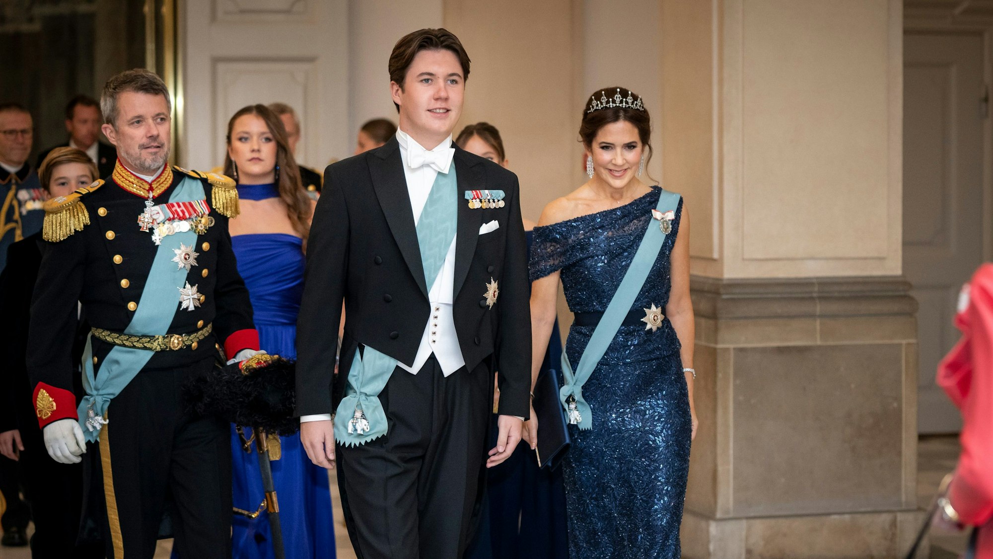 Kronprinz Frederik (l) von Dänemärk, seine Frau Kronprinzessin Mary (2.v.r) von Dänemark und ihr Sohn Prinz Christian (m) von Dänemark werden von Königin Margrethe (r) von Dänemark begrüßt. Anlässlich des 18. Geburtstags von Prinz Christian findet im Schloss Christiansborg ein Galadinner statt.