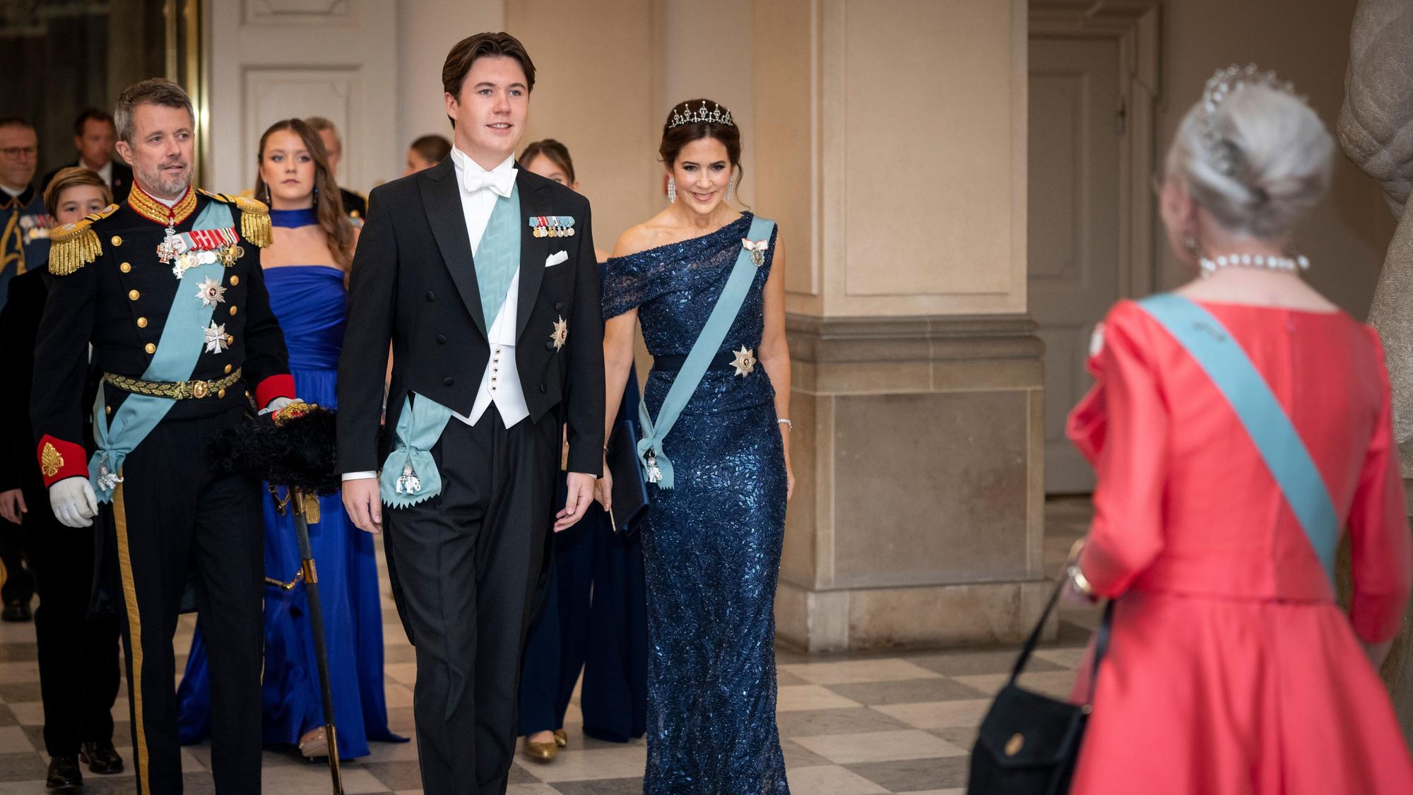 Der damalige Kronprinz Frederik (l), seine Frau Mary (2.v.r) und ihr Sohn Prinz Christian (m) werden von der damals amtierenden Königin Margrethe (r) begrüßt.