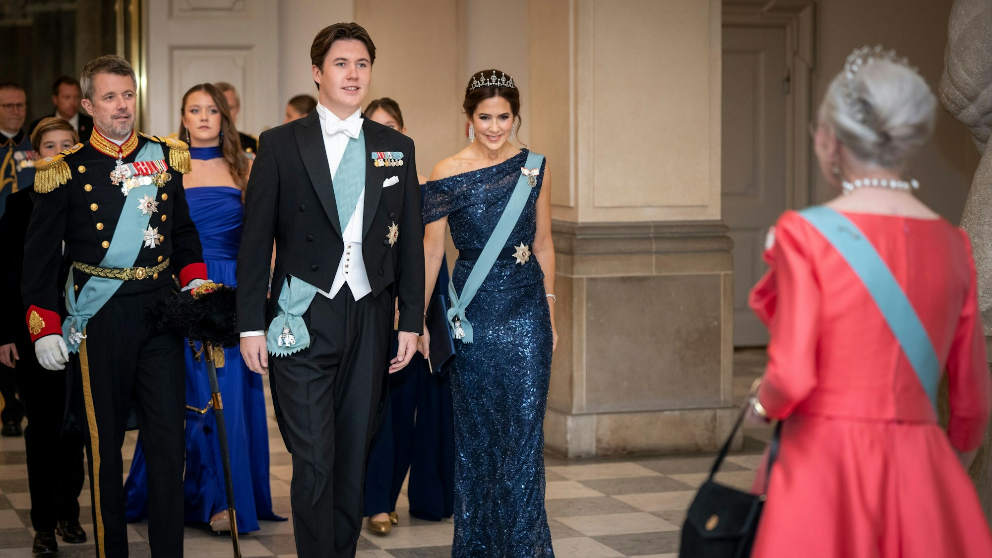 Der damalige Kronprinz Frederik (l), seine Frau Mary (2.v.r) und ihr Sohn Prinz Christian (m) werden von der damals amtierenden Königin Margrethe (r) begrüßt.