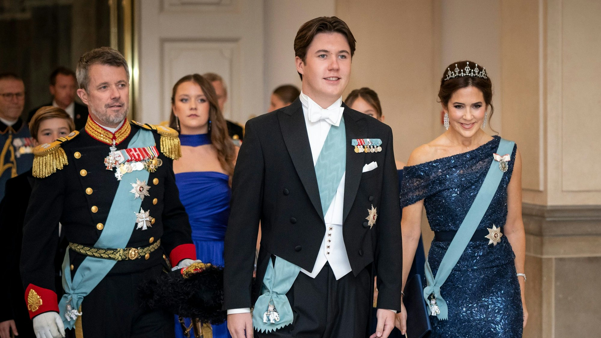 Kronprinz Frederik (l), seine Frau Kronprinzessin Mary (2.v.r) und ihr Sohn Prinz Christian von Dänemark (m) an seinem 18. Geburtstag im Oktober 2023.