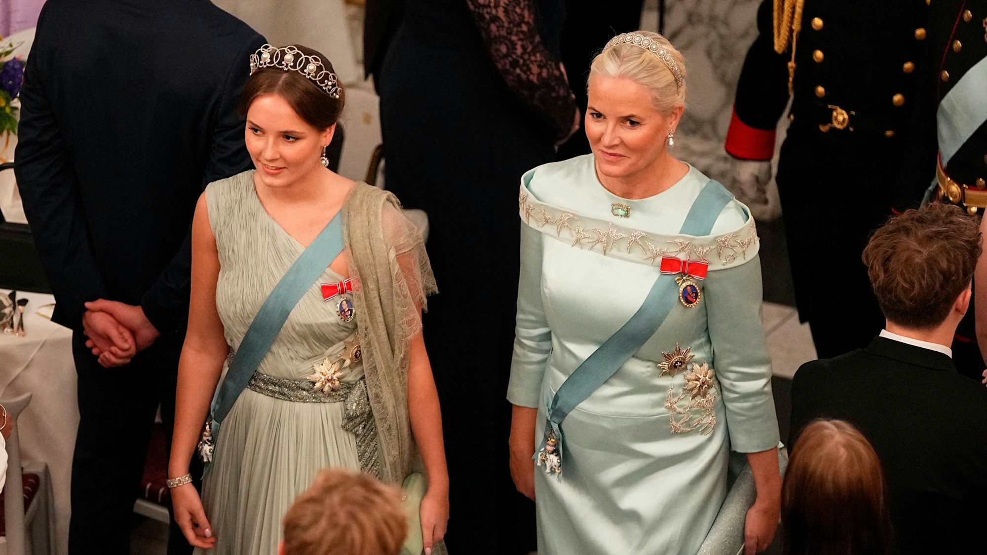 Die norwegische Prinzessin Ingrid Alexandra (links) und Kronprinzessin Mette-Marit beim Galadiner anlässlich des 18. Geburtstags von Prinz Christian.