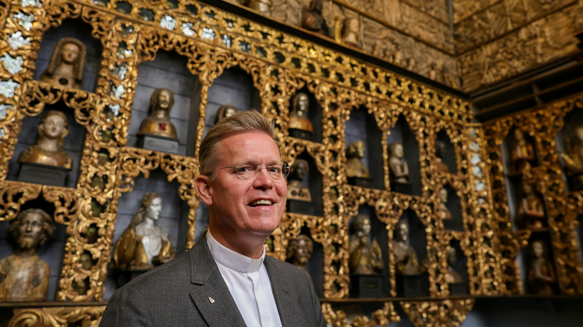 Zu sehen ist Dr. Dominik Meiering in der Kirche St. Ursula in Köln.