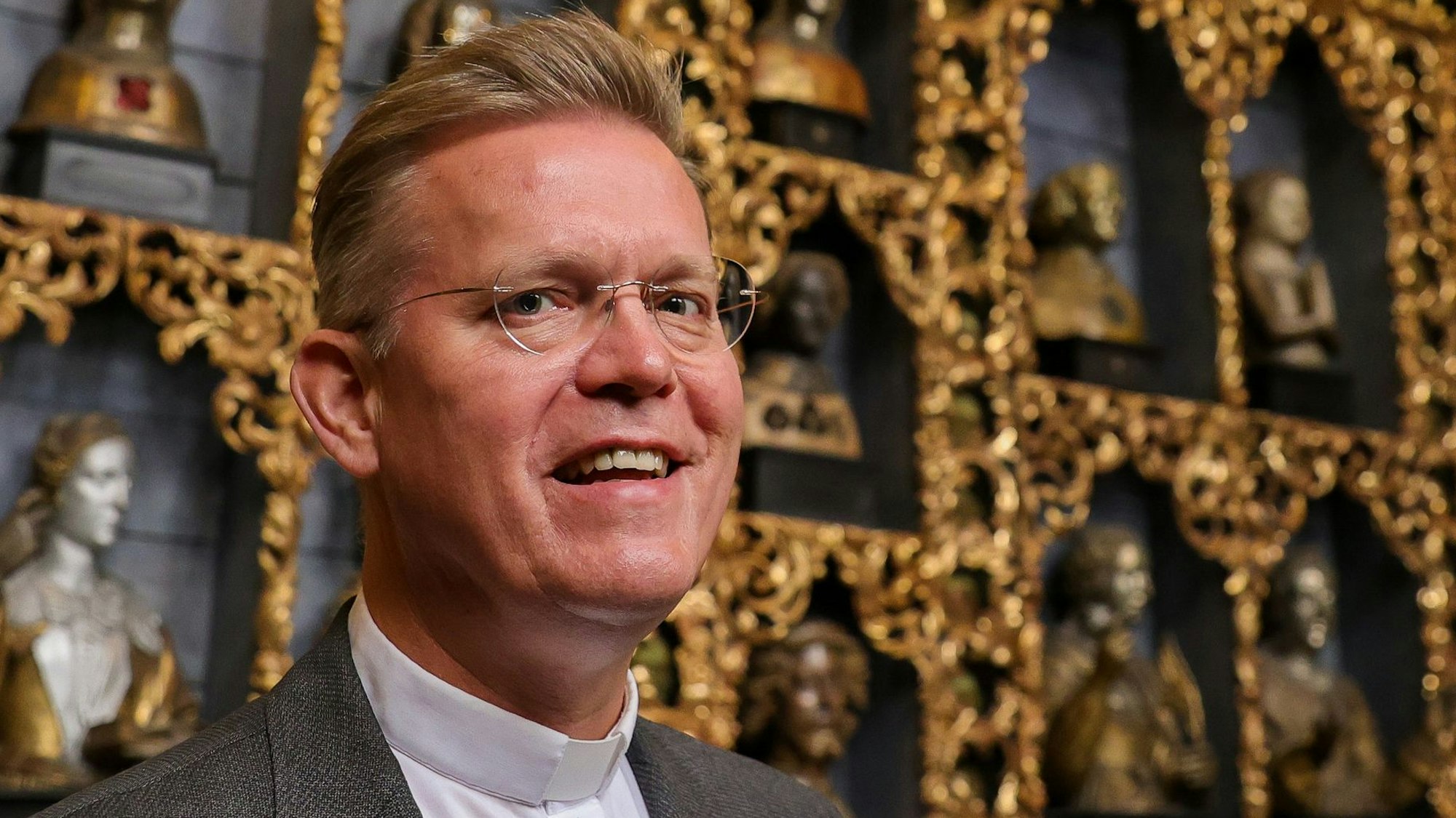 Dominik Meiering, leitender Pfarrer der Kölner Innenstadtgemeinden, in der „Goldenen Kammer“ in der Kirche St. Ursula.