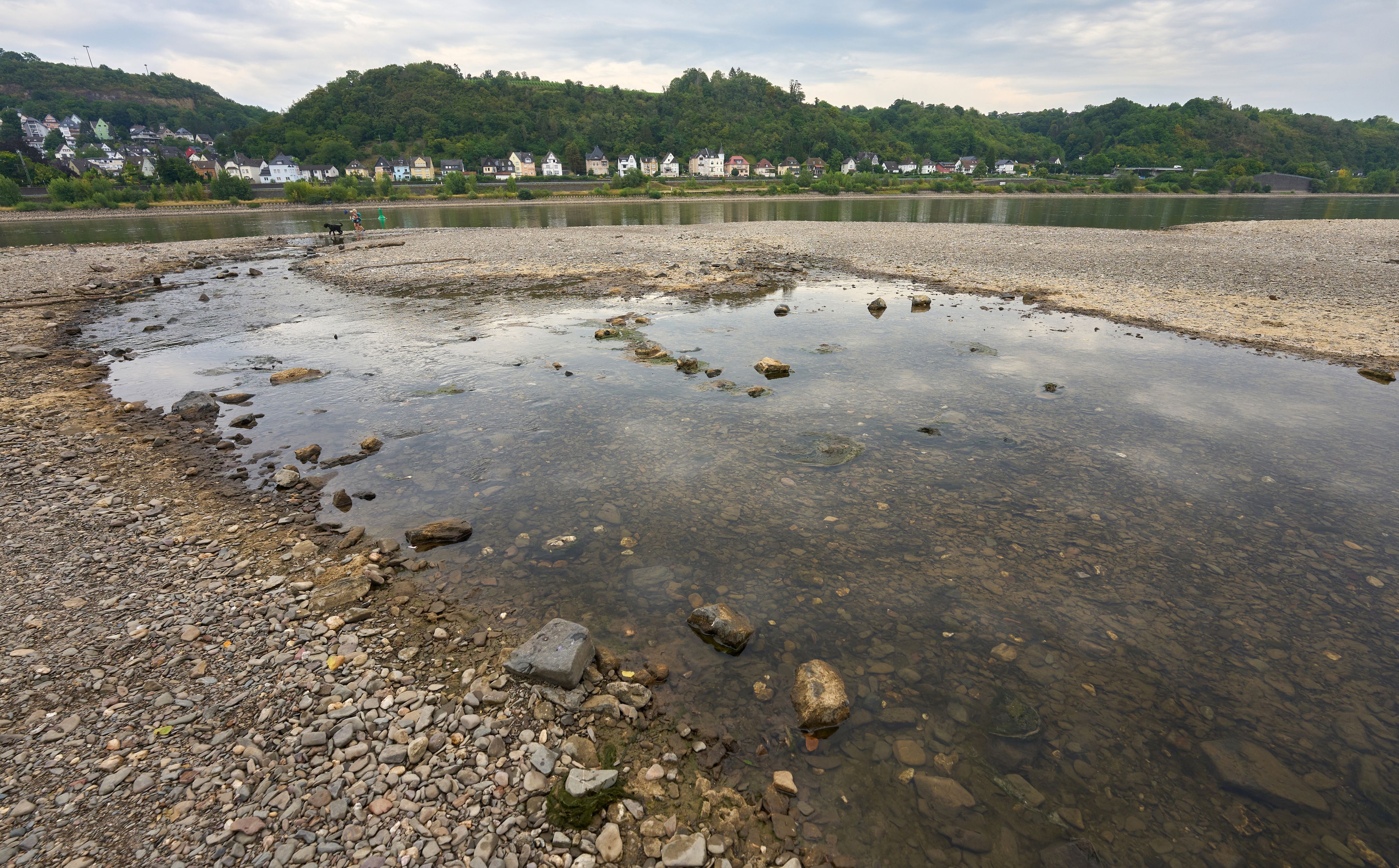 20.07.2022, Rheinland-Pfalz, Sinzig: Die Ahr ist etwas mehr als ein Jahr nach der verheerenden Flutkatastrophe zur Zeit an ihrer Mündung in den Rhein nur ein Rinnsal. Durch die anhaltenden Trockenheit des Hochsommers fällt der Wasserspiegel immer weiter. Foto: Thomas Frey/dpa +++ dpa-Bildfunk +++