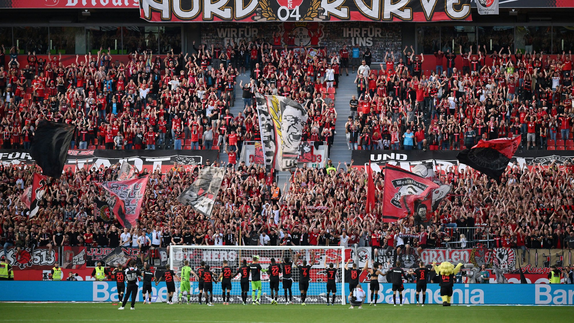 Die Werkself feiert mit ihren Fans in der BayArena.