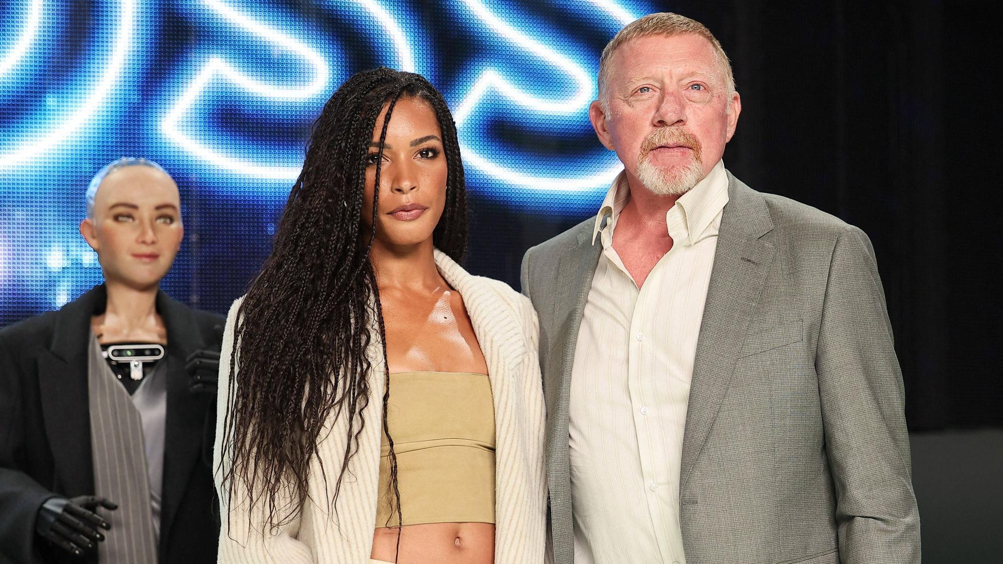 Lilian de Carvalho Monteiro und Boris Becker bei einem Termin auf einer Bühne.